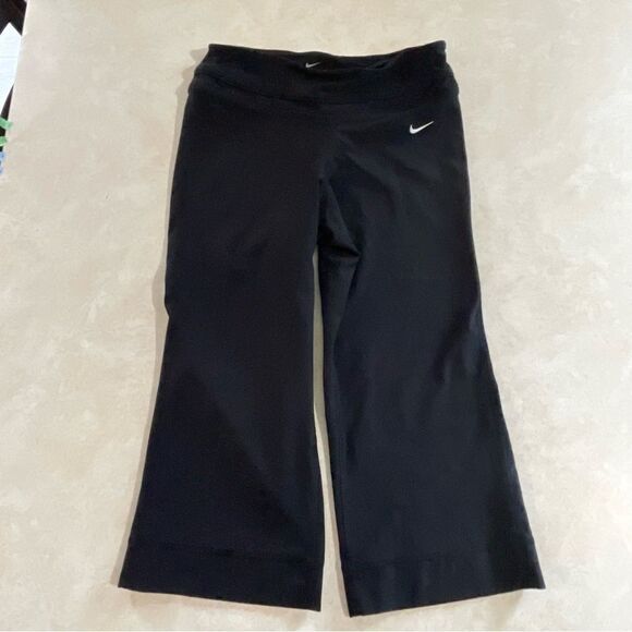 Nike Women’s Black Capri legging crop pants size XS flare cropped yoga workout - Picture 1 of 5
